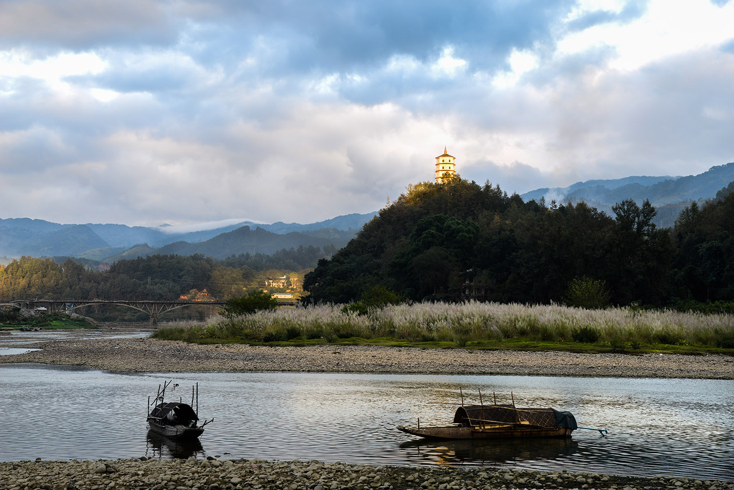 夕晖映塔榕江县文笔塔